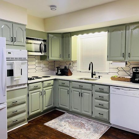 Newly Renovated Charming Home With Parking 포트 워싱턴 외부 사진