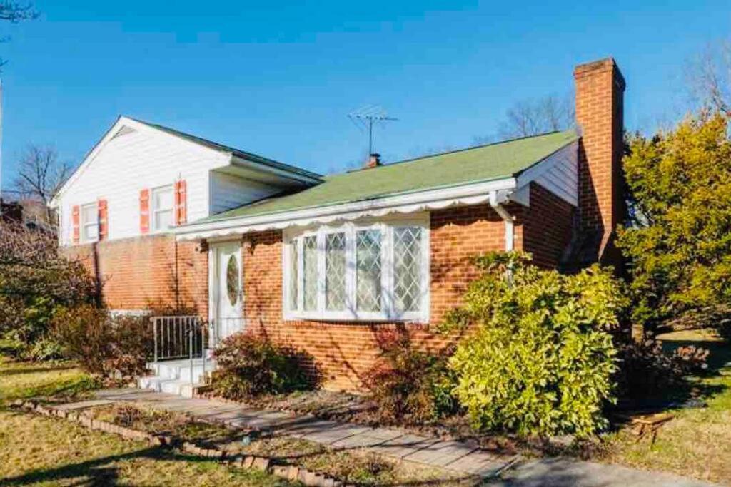 Newly Renovated Charming Home With Parking 포트 워싱턴 외부 사진