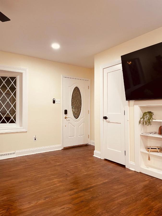 Newly Renovated Charming Home With Parking 포트 워싱턴 외부 사진