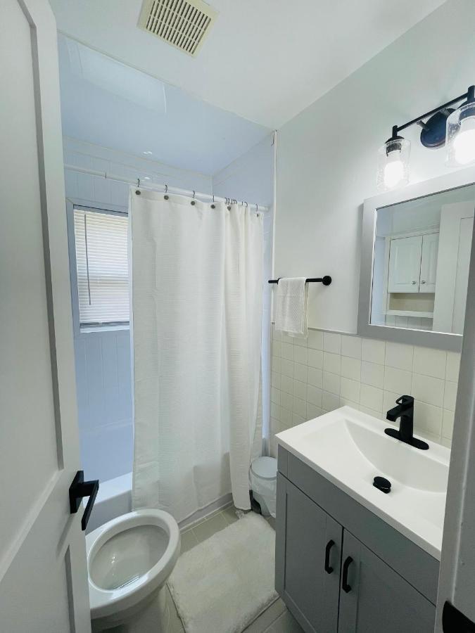 Newly Renovated Charming Home With Parking 포트 워싱턴 외부 사진